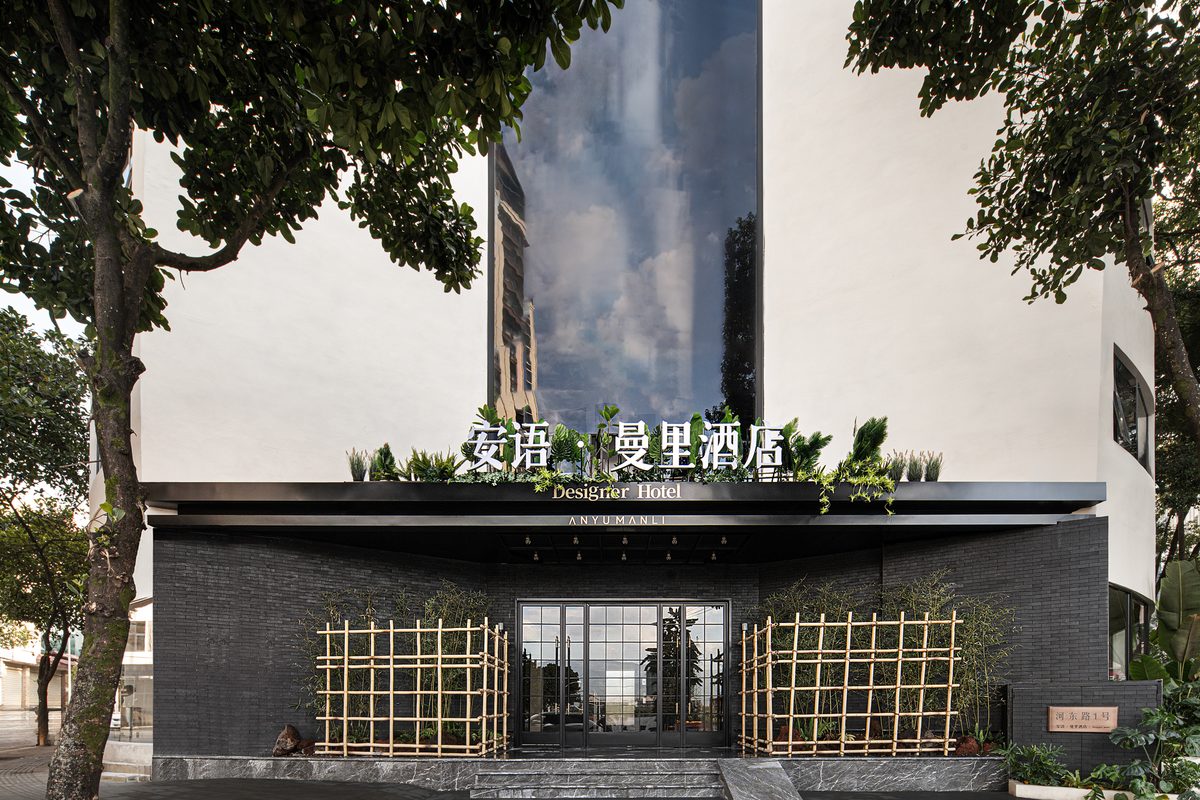 安语曼里酒店入口，竹格栅与热带绿植
