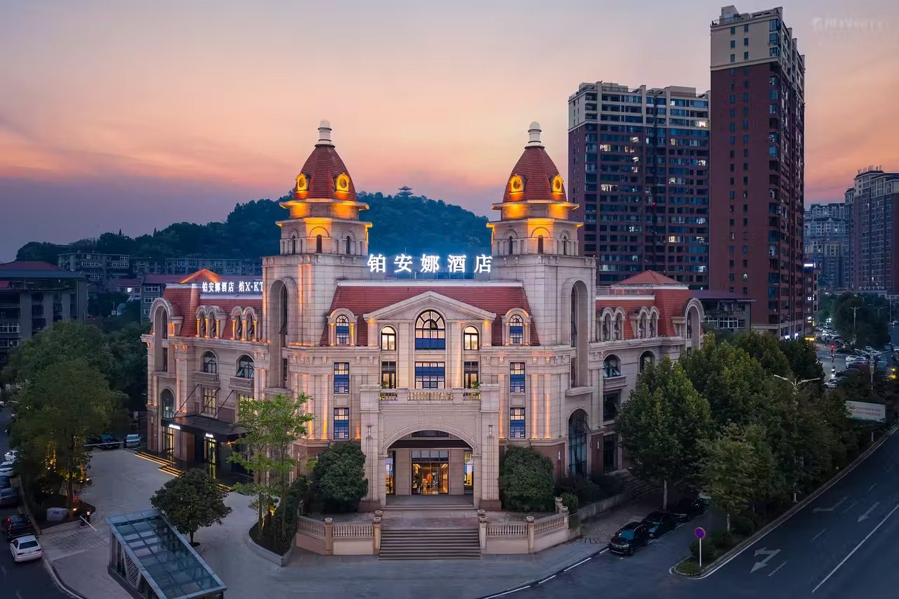 醴陵铂安娜酒店城堡外观黄昏全景