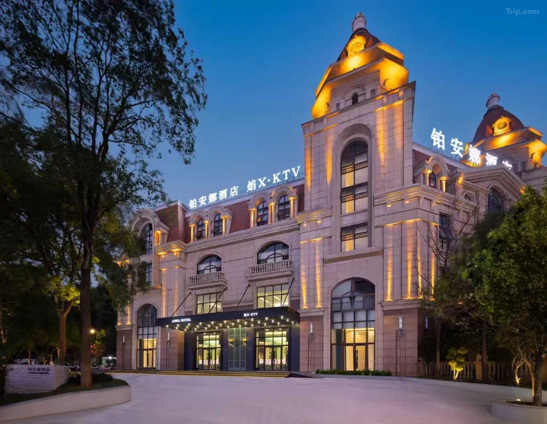 铂安娜酒店城堡夜景，尖顶塔楼亮灯