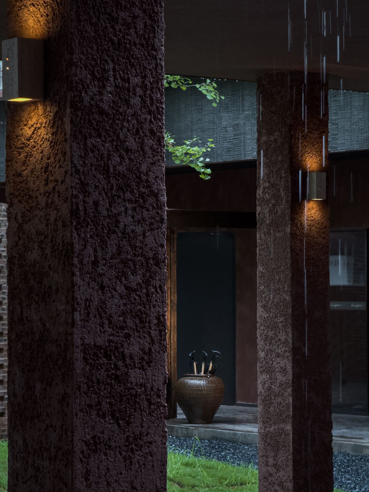 欢致S酒店庭院柱廊雨景，粗面石材柱体